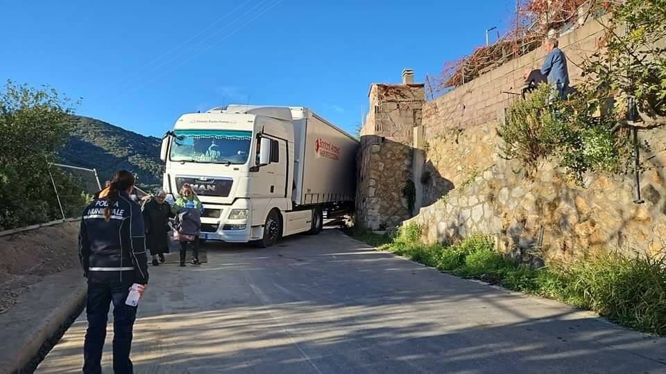 Camion incastrato 