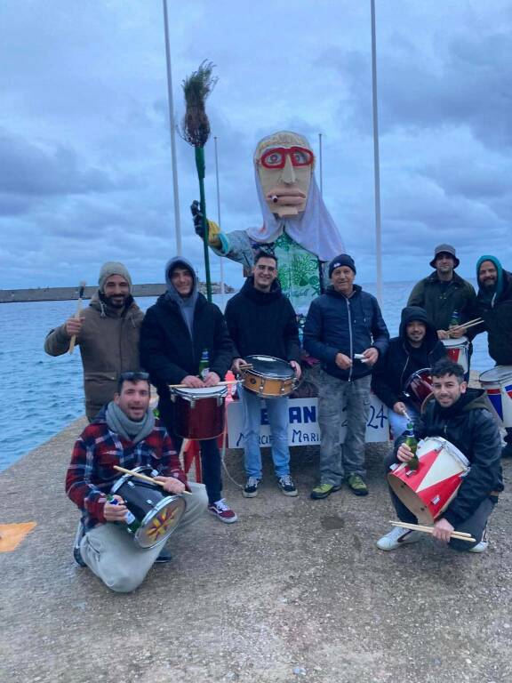 cnsegna calze della befana a marciana marina