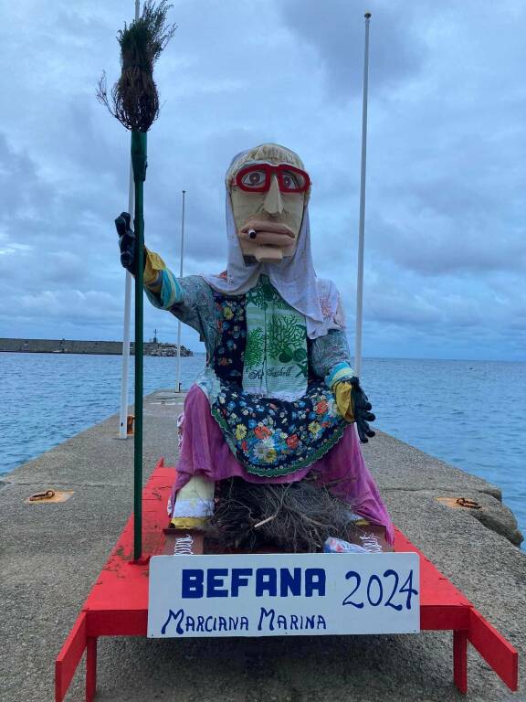 consegna calze della befana a marciana marina