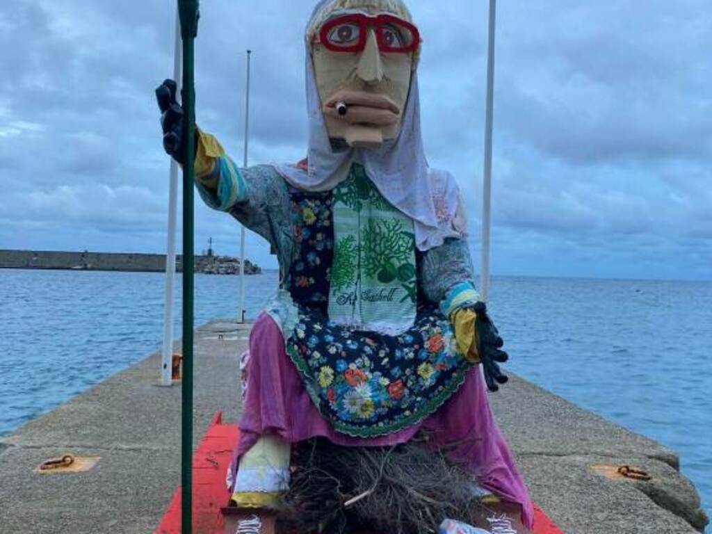 consegna calze della befana a marciana marina